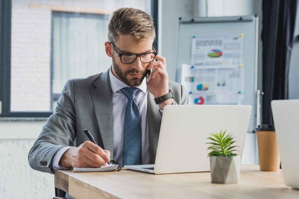 Homem no computador estudando sobre as tendências para contabilidade