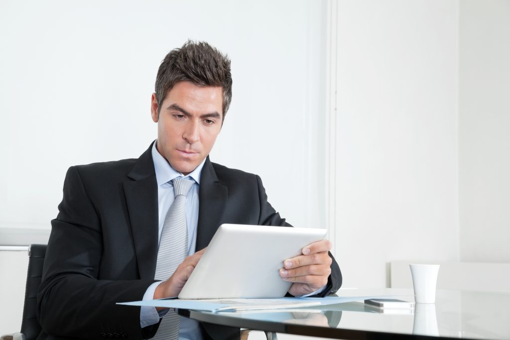 homem lendo sobre Tendências financeiras