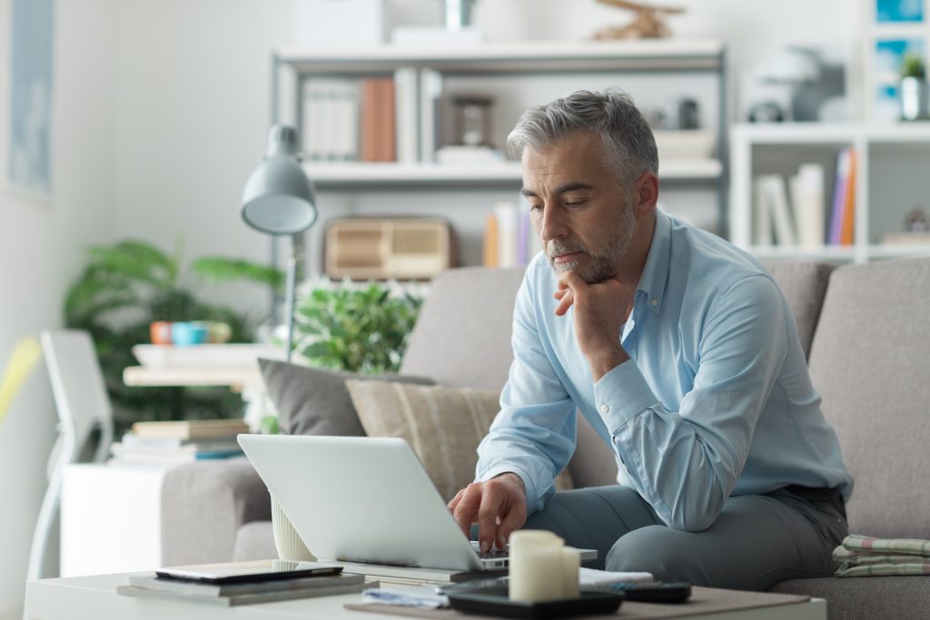 homem no computador pesquisando hermenêutica jurídica