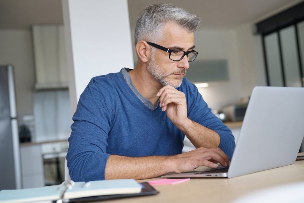 homem automatizando tarefas em escritórios contábeis