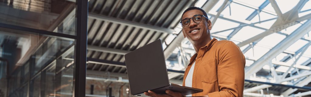 Contabilidade consultiva é o modelo em que o escritório deixa de apenas apurar impostos e entregar obrigações no prazo e passa a usar os dados do cliente para orientar decisões: qual regime tributário adotar, como formar preço, onde estão os riscos e as oportunidades.
